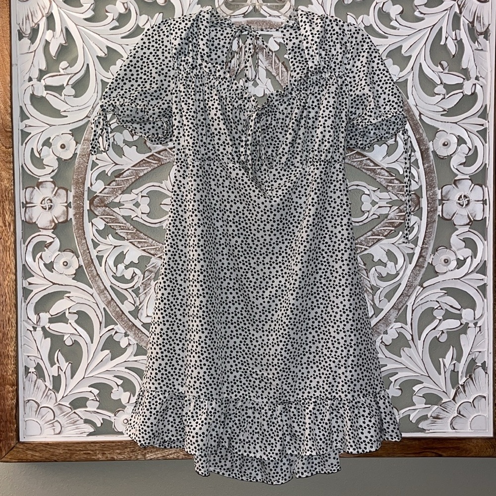 Indulge V-Neck Short Sleeve Ruffled Hem Black and White Floral Dress sz S